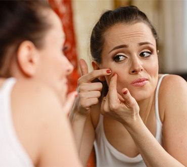 عوارض پاک نکردن آرایش صورت قبل از خواب
