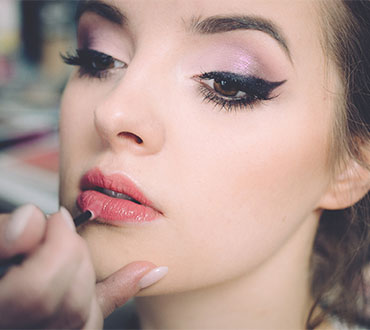متعادل ساز چهره زنانه (آرایش صورت)